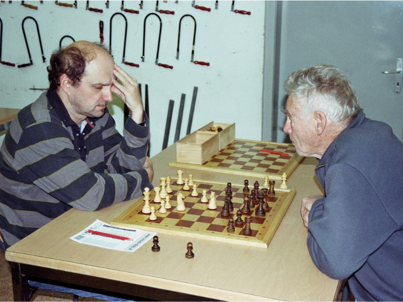 Deux joueurs en pleine partie au local du club de Riddes