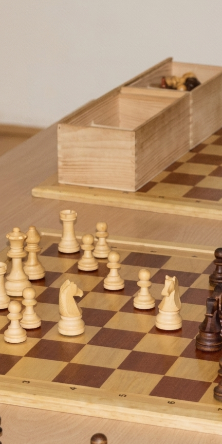 Deux joueurs en pleine partie au local du club de Riddes